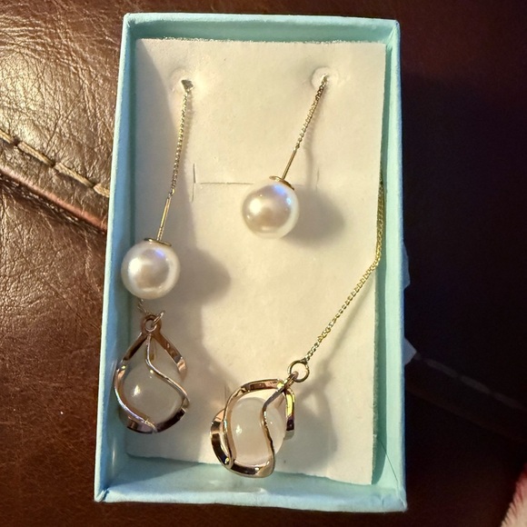 Elegant Gold and Pearl Drop Earrings - Picture 1 of 3
